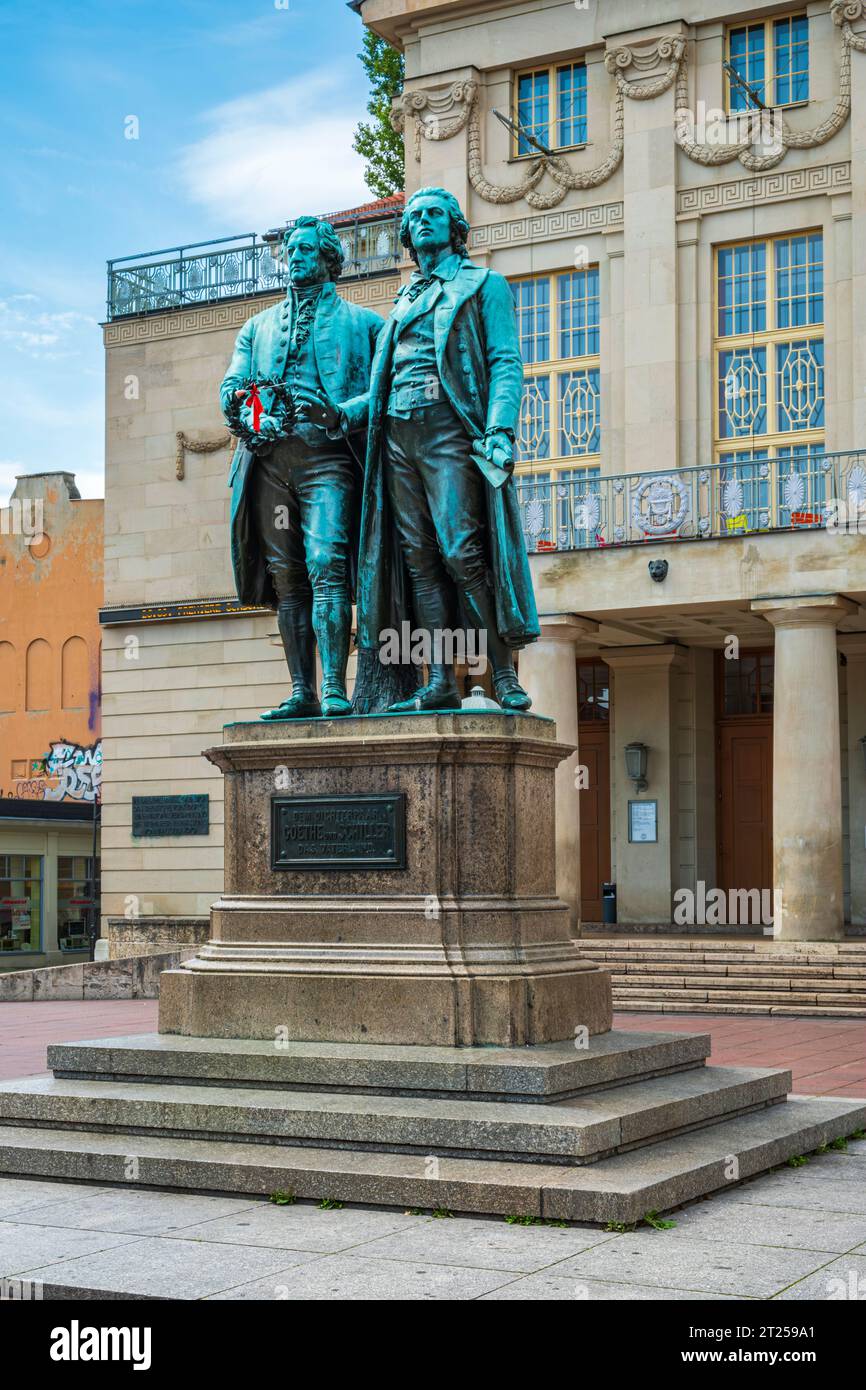 Monumento Goethe-Schiller, statua in bronzo di Ernst Rietschel svelata nel 1857, in Piazza del Teatro a Weimar, Turingia, Germania. Foto Stock