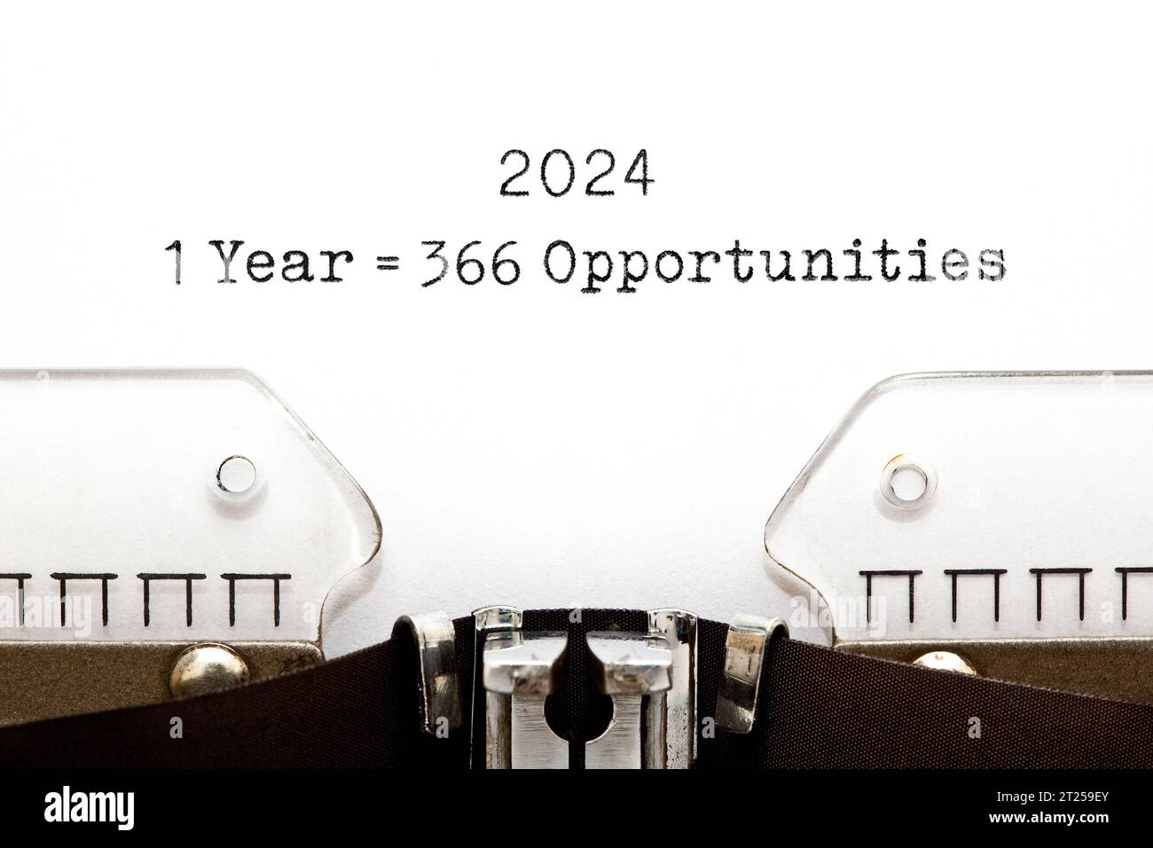 Citazione ispiratrice 1 anno bisestile 2024 pari a 366 opportunità digitate sulla macchina da scrivere vintage. Un altro giorno per raggiungere il tuo obiettivo. Foto Stock