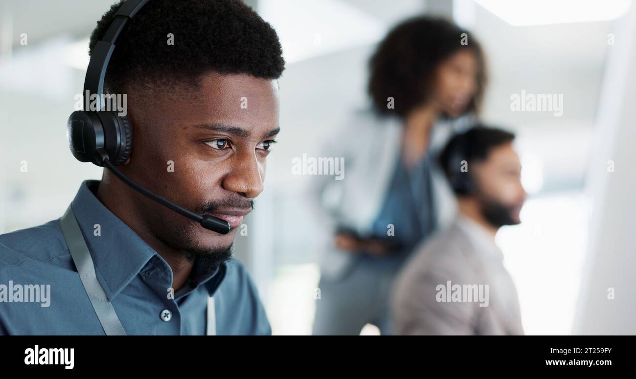 Consulente di call center, mentore e uomo nero felice per la formazione di onboarding, le vendite di telemarketing o il servizio di telecomunicazione. Supporto tecnico, assistenza clienti Foto Stock