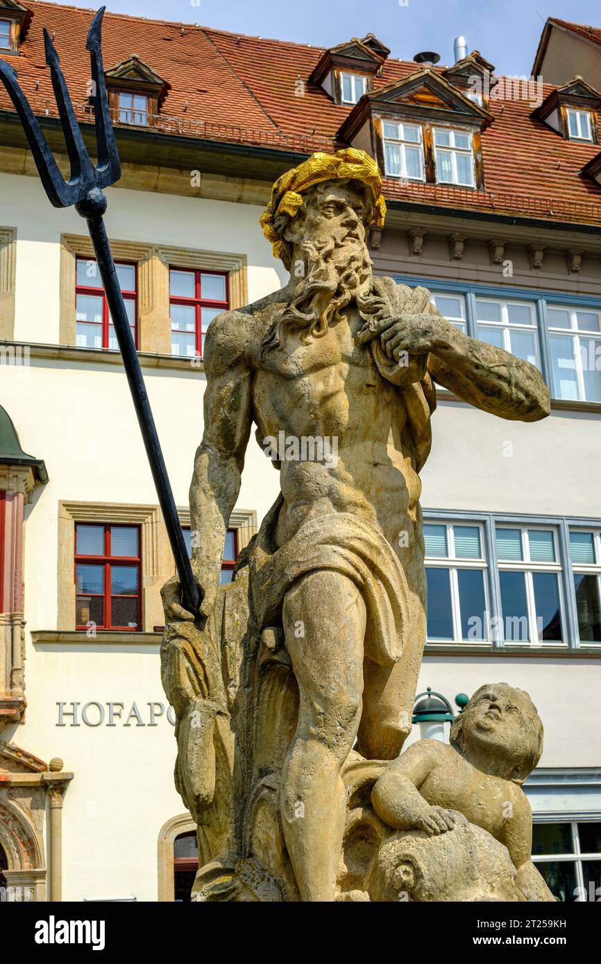 Fontana di Nettuno di fronte all'Hofapotheke (Apothecary di Corte), piazza del mercato di Weimar, Turingia, Germania. Foto Stock