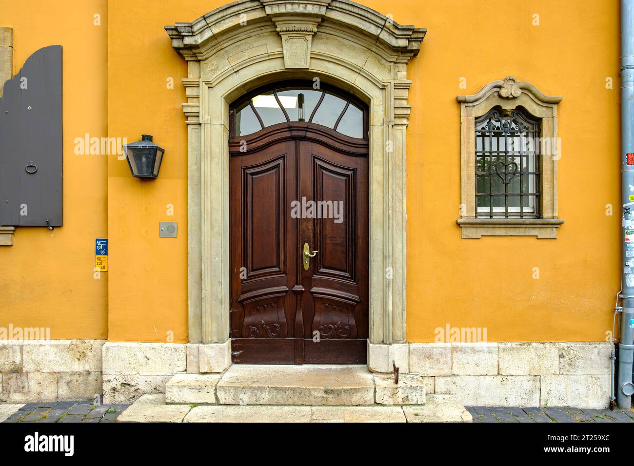 Porta d'ingresso storica in una casa del complesso edilizio della Casa Goethe a Weimar, Turingia, Germania. Foto Stock