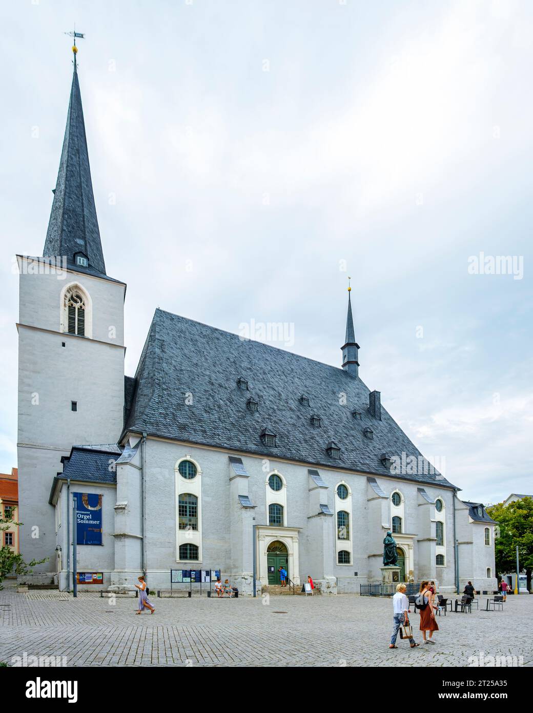 Scena di tutti i giorni di fronte alla chiesa di Herder, in realtà la chiesa cittadina di St Pietro e Paolo, nella città vecchia di Weimar, Turingia, Germania. Foto Stock