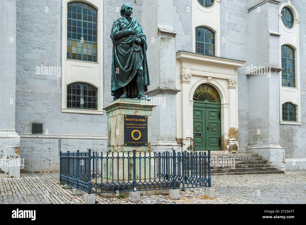 Herder Monument di fronte alla Herder Church, in realtà la chiesa cittadina di St Pietro e Paolo, nella città vecchia di Weimat, Turingia, Germania. Foto Stock