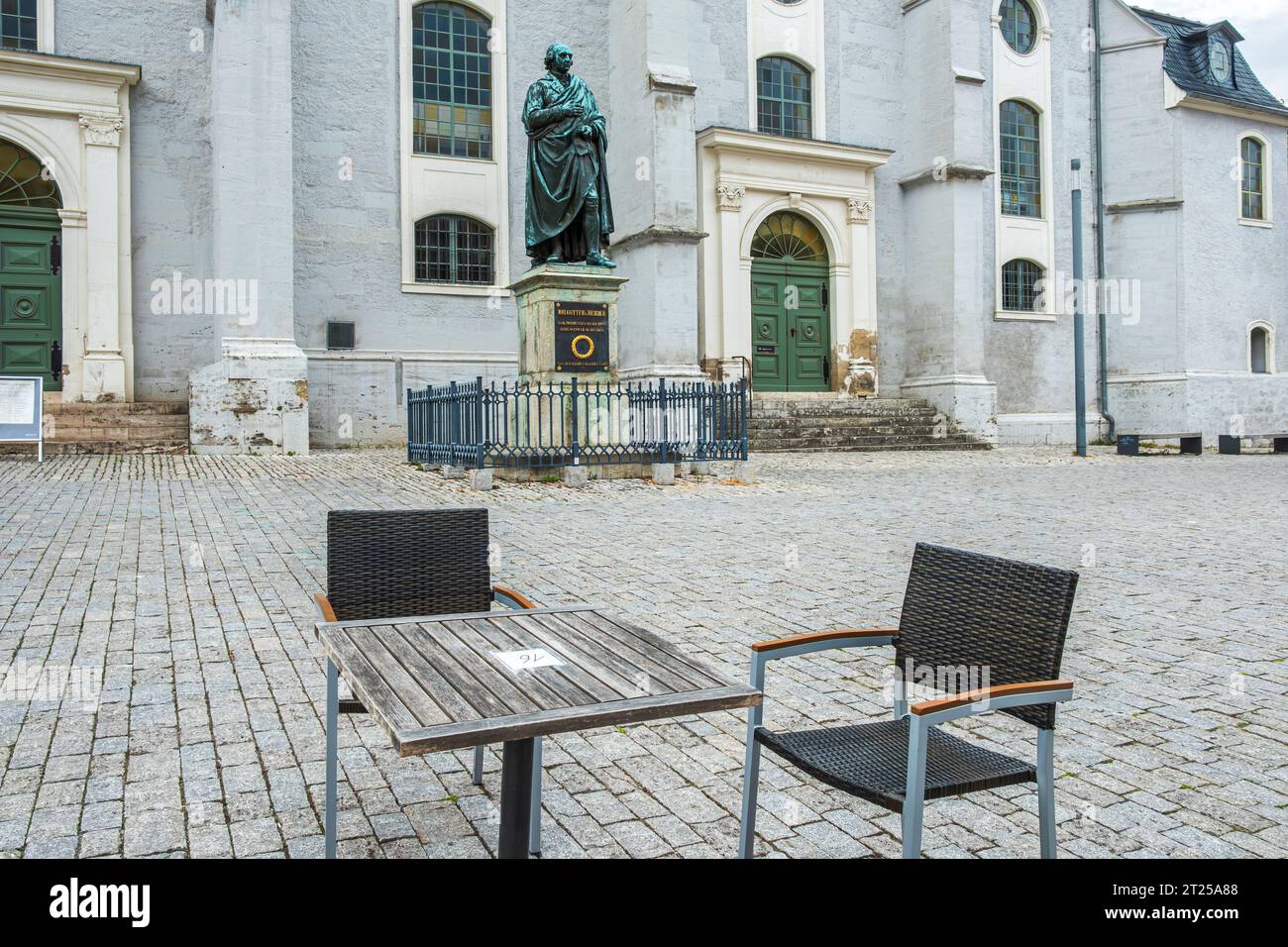 Herder Monument di fronte alla Herder Church, in realtà la chiesa cittadina di St Pietro e Paolo, nella città vecchia di Weimat, Turingia, Germania. Foto Stock