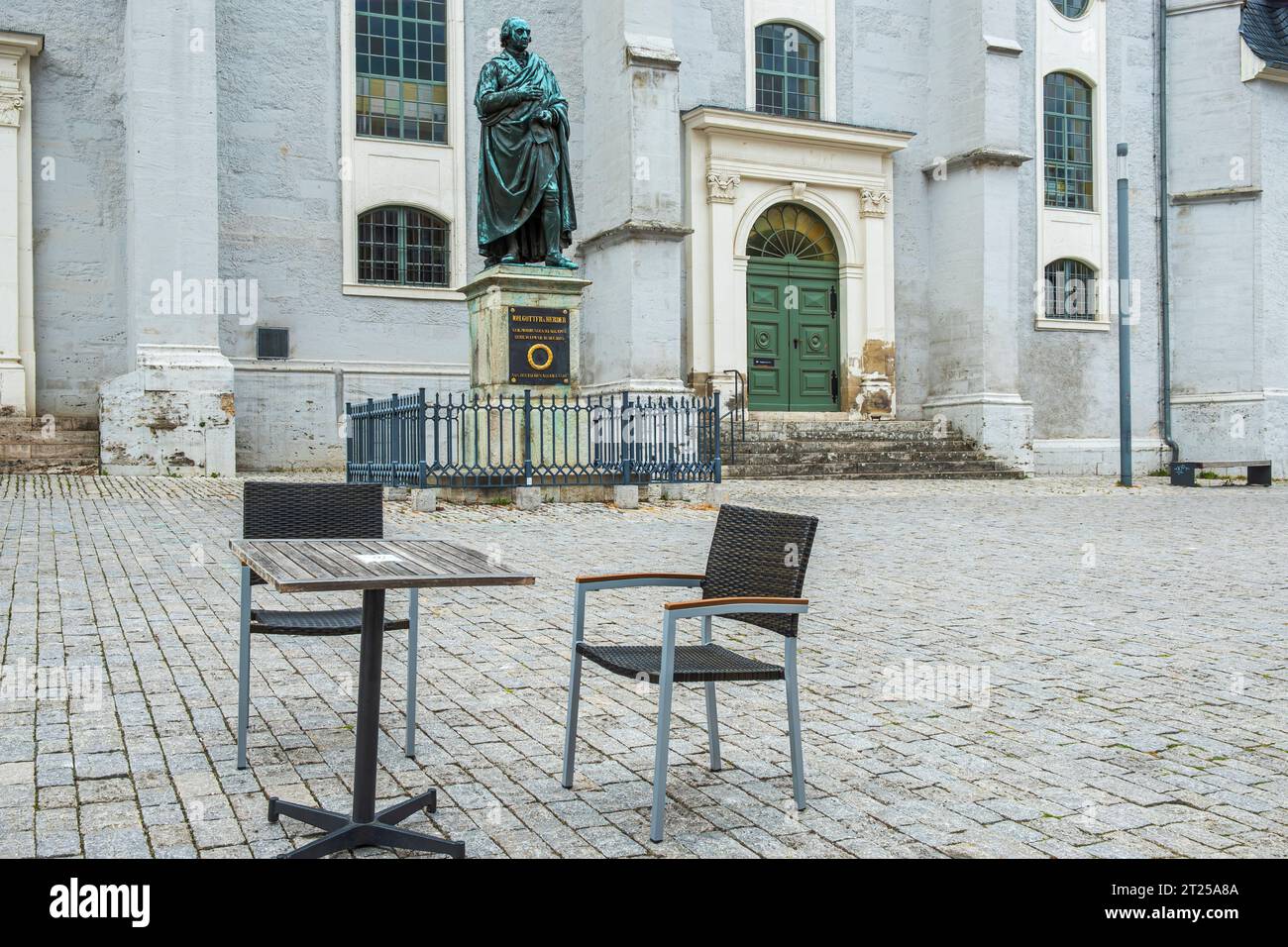 Herder Monument di fronte alla Herder Church, in realtà la chiesa cittadina di St Pietro e Paolo, nella città vecchia di Weimat, Turingia, Germania. Foto Stock