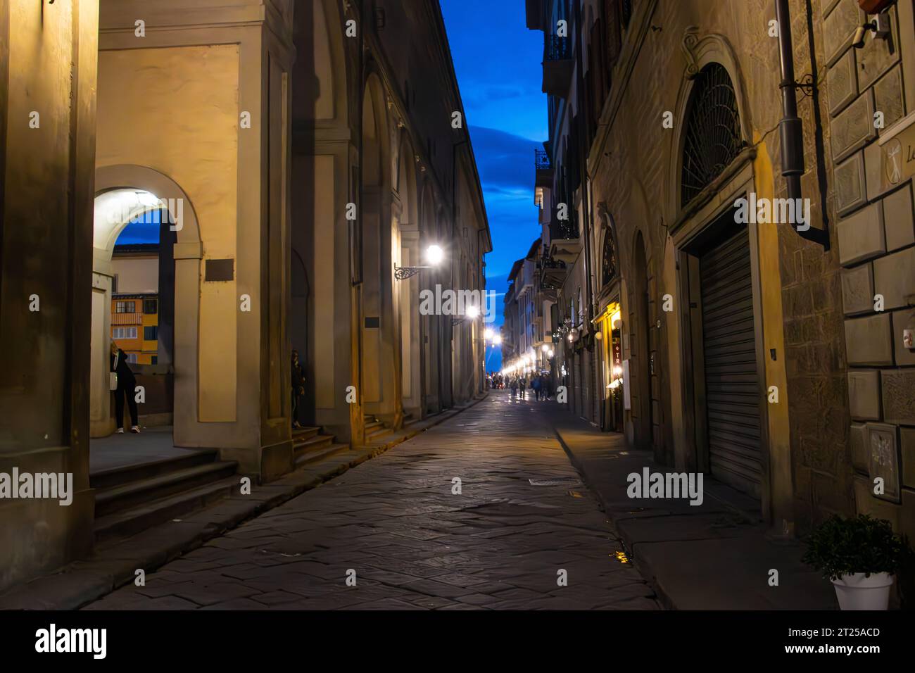 Vicolo buio di notte a Firenze, Italia. Foto Stock