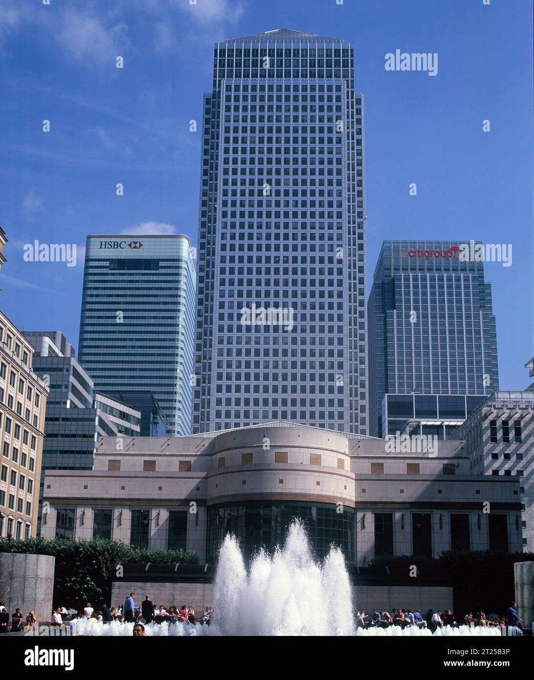 Inghilterra. Londra. Canary Wharf. Cabot Square con fontana. Foto Stock