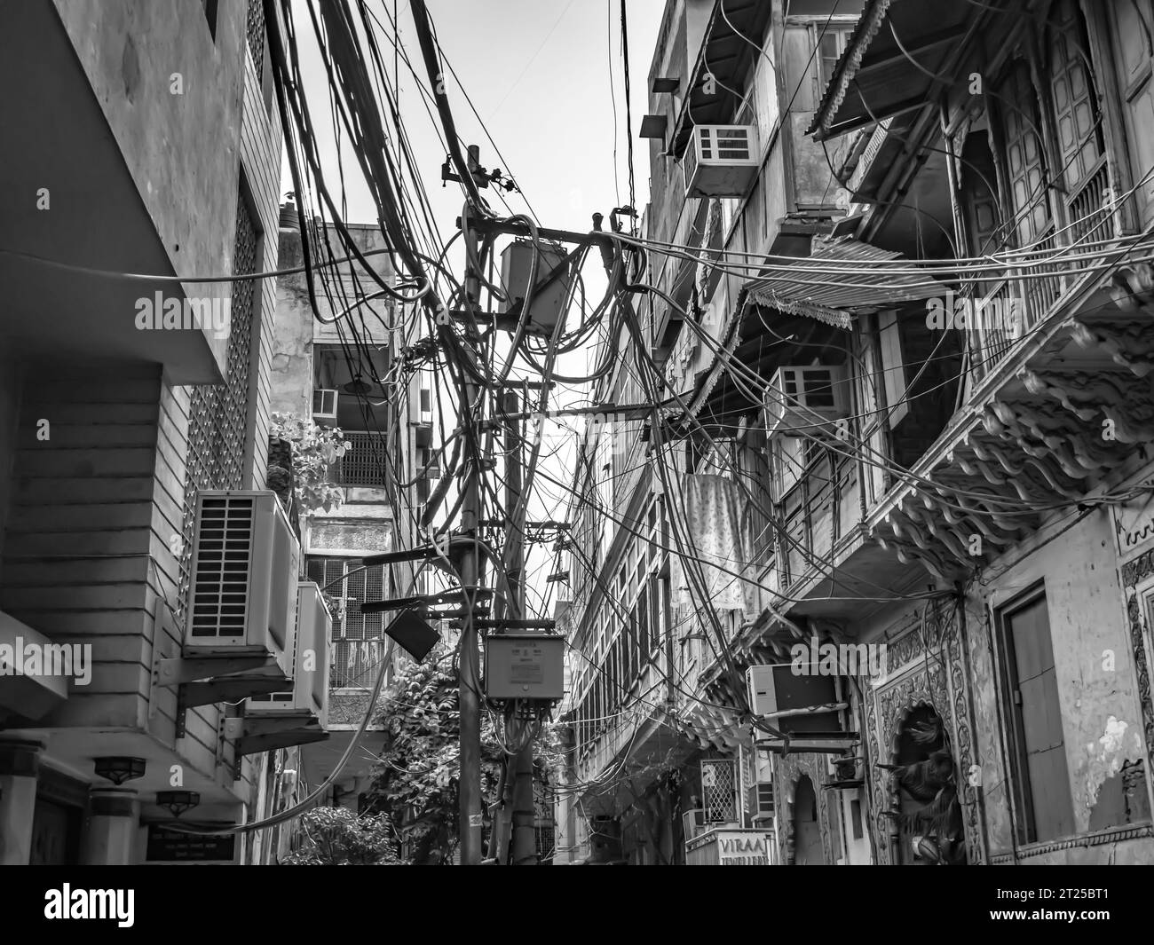 Cablaggio creativo sopra le strade di Delhi, India 2019. Foto Stock