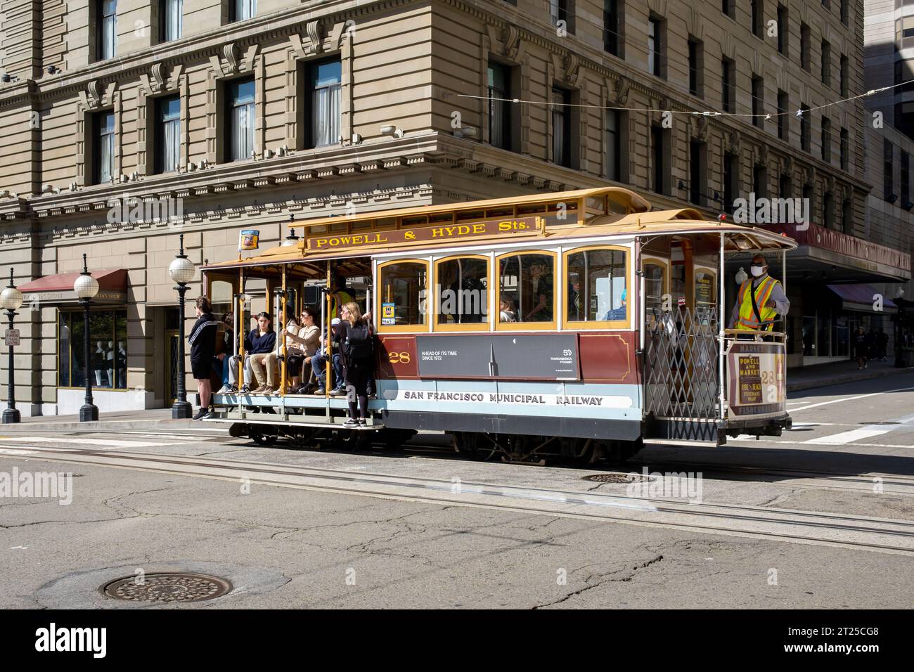 San Francisco, USA - 21 aprile 2023: Un tram di fronte a Westin St Francis, un hotel storico di lusso situato su Powell e Geary Street sulla Union S. Foto Stock