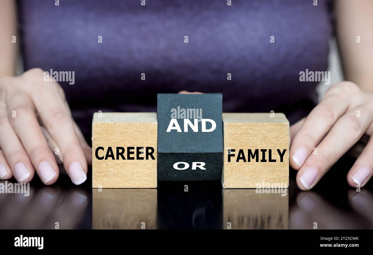 Simbolo per combinare carriera e famiglia. La donna diventa cubo e cambia l'espressione "carriera o famiglia" in "carriera e famiglia". Foto Stock