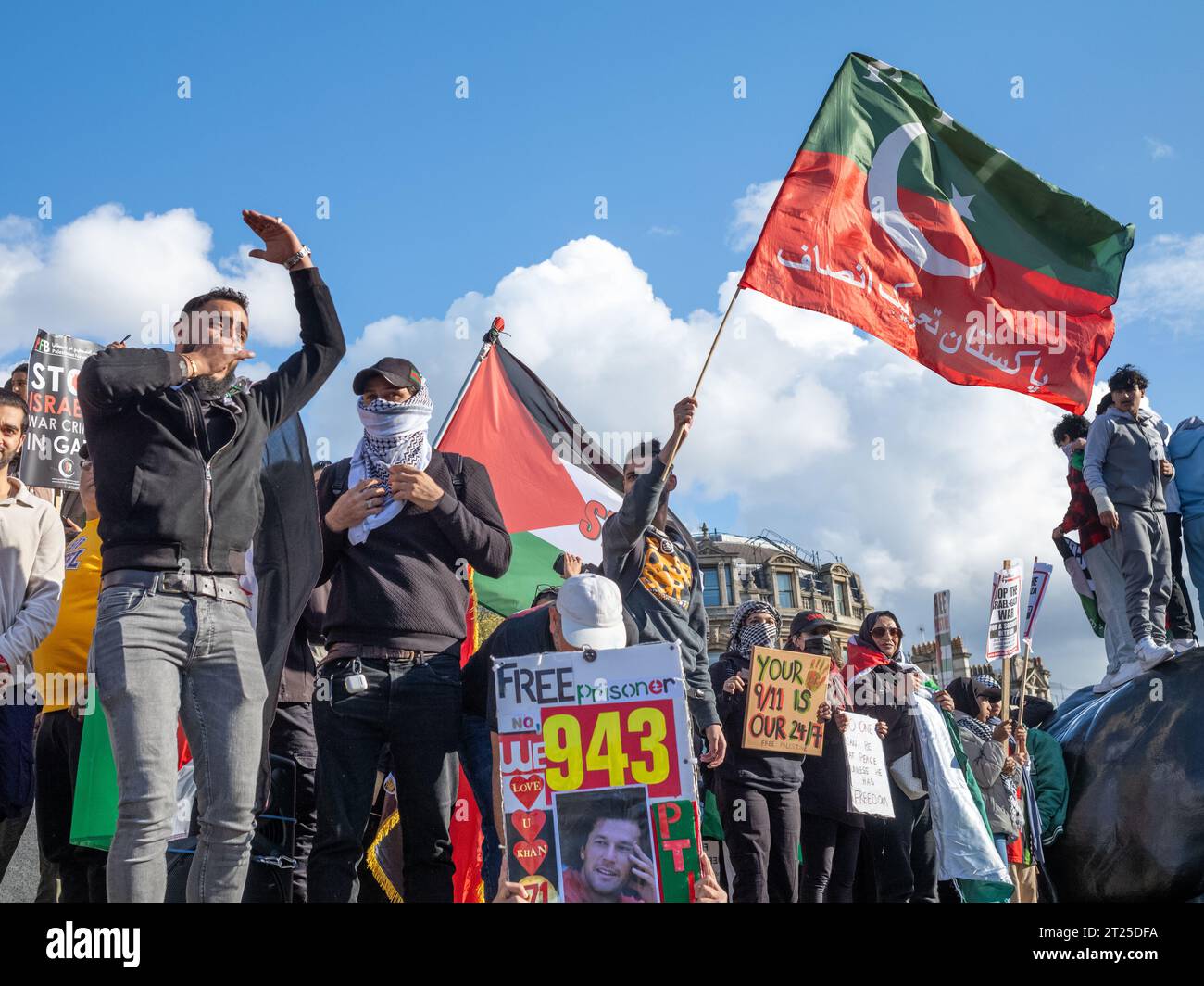 Londra, Regno Unito. 14 ottobre 2023: I sostenitori del politico pakistano Imran Khan e del suo partito Pakistan Tehreek-e-Insaf (PTI) sventolano una bandiera e protestano con Pro-Pa Foto Stock