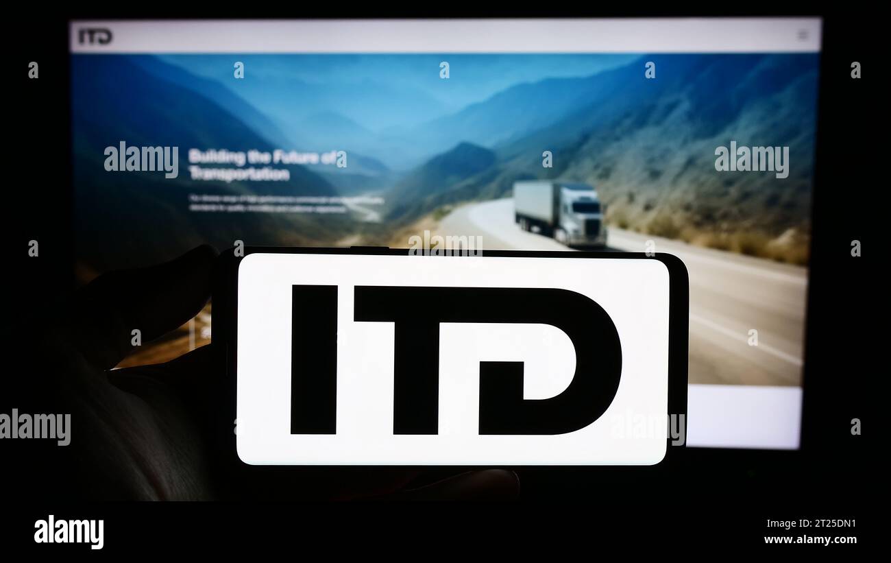 Persona che possiede uno smartphone con il logo della società canadese di rimorchi ITD Industries Inc. Davanti al sito Web. Concentrarsi sul display del telefono. Foto Stock
