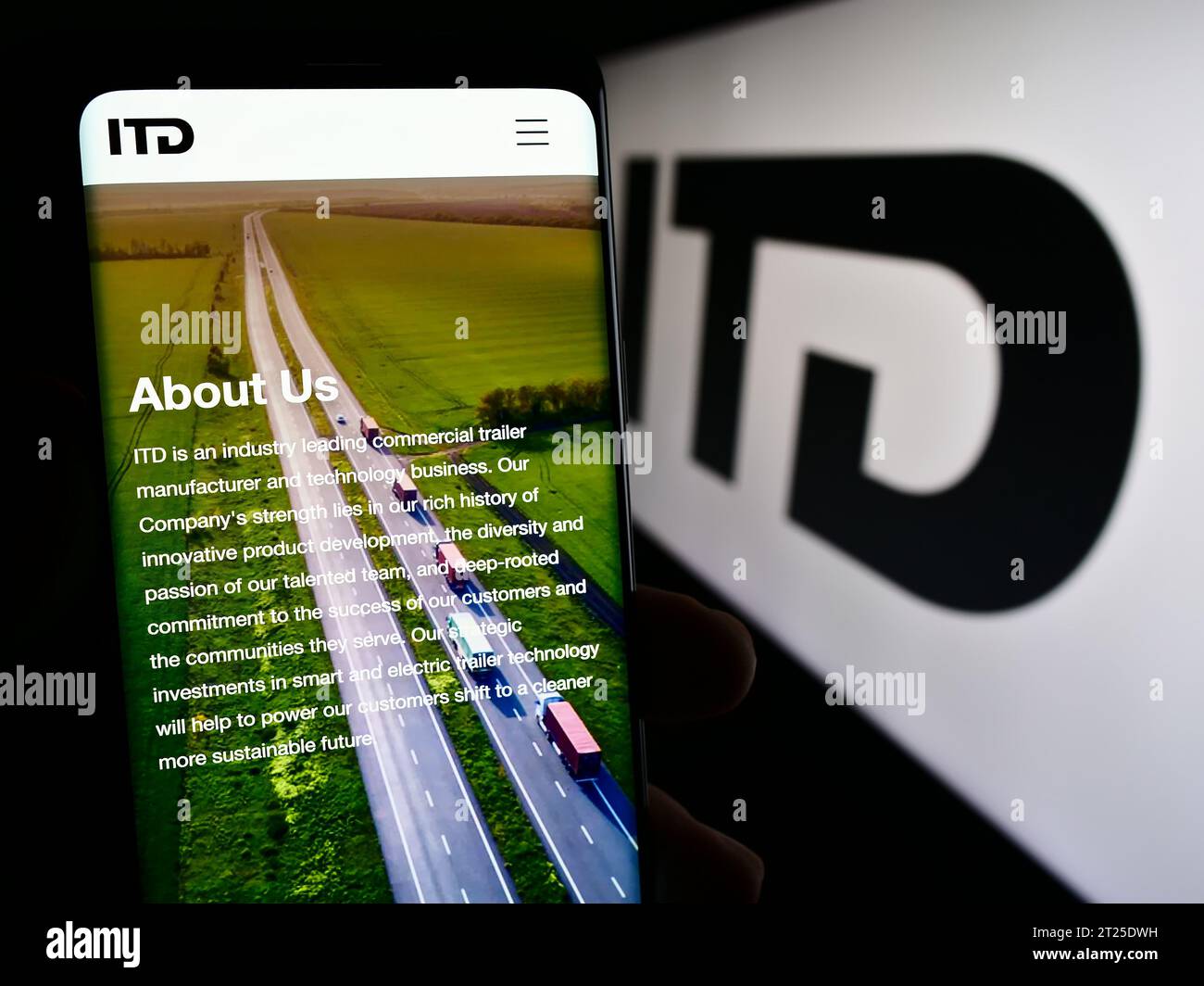 Persona che possiede uno smartphone con una pagina Web della società canadese di trailer ITD Industries Inc. Davanti al logo. Concentrarsi sul centro del display del telefono. Foto Stock
