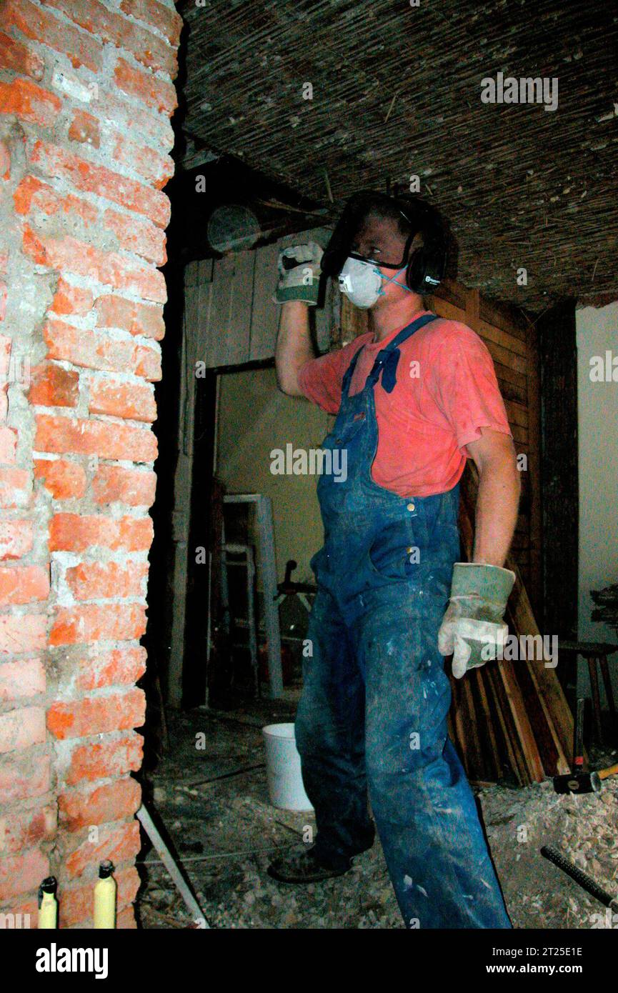 Demolizione di Un edificio e lavori di ristrutturazione nel settore delle costruzioni lavori di demolizione e ristrutturazione nella costruzione credito: Imago/Alamy Live News Foto Stock