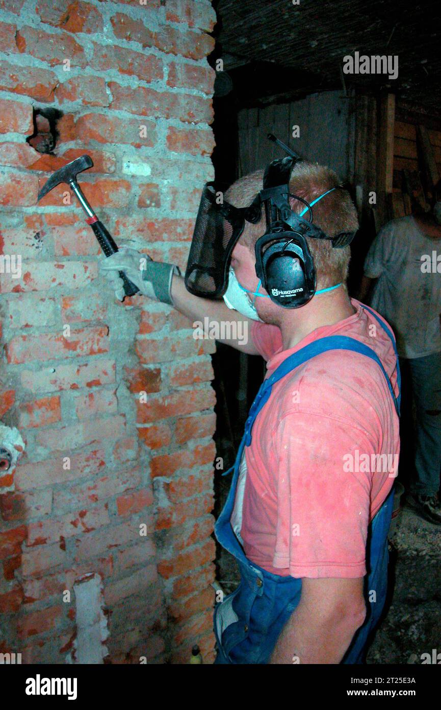 Demolizione di Un edificio e lavori di ristrutturazione nel settore delle costruzioni lavori di demolizione e ristrutturazione nella costruzione credito: Imago/Alamy Live News Foto Stock