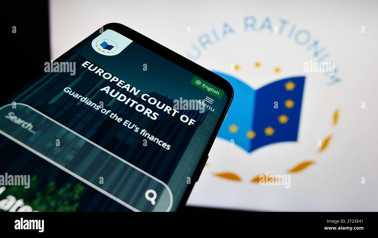 Telefono cellulare con sito web della Corte dei conti europea (ECA) davanti al logo. Mettere a fuoco in alto a sinistra sul display del telefono. Foto Stock