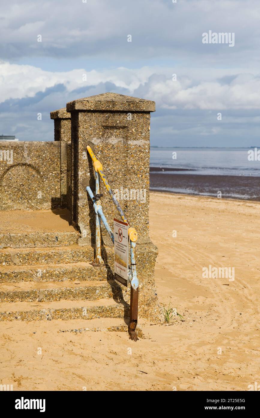 Serie di gradini di cemento che conducono alla spiaggia di Cleethorpes Foto Stock