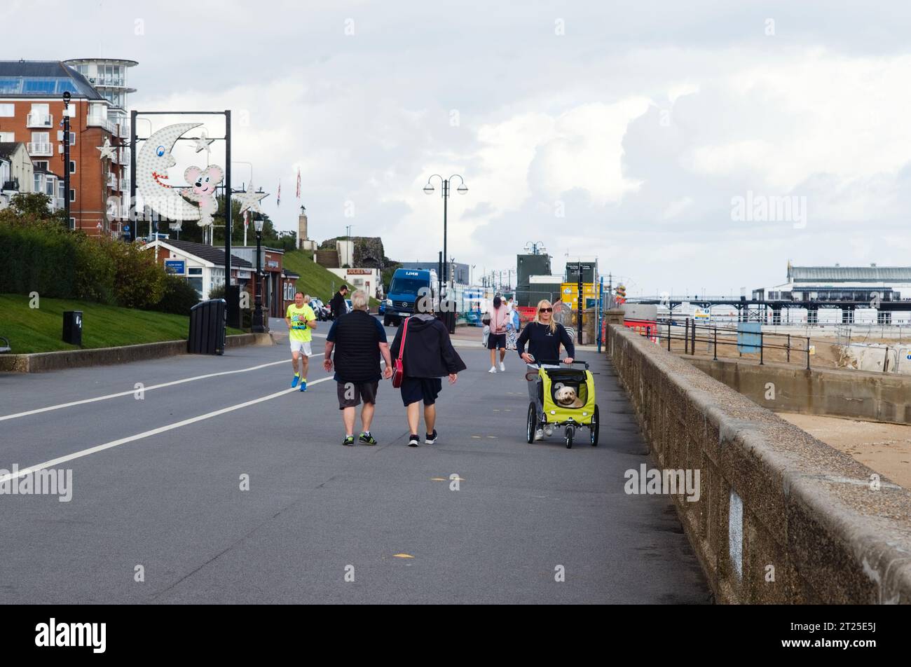 Il ballo a Cleethorpes con un cane che viene portato a fare una passeggiata su una sedia a spinta Foto Stock