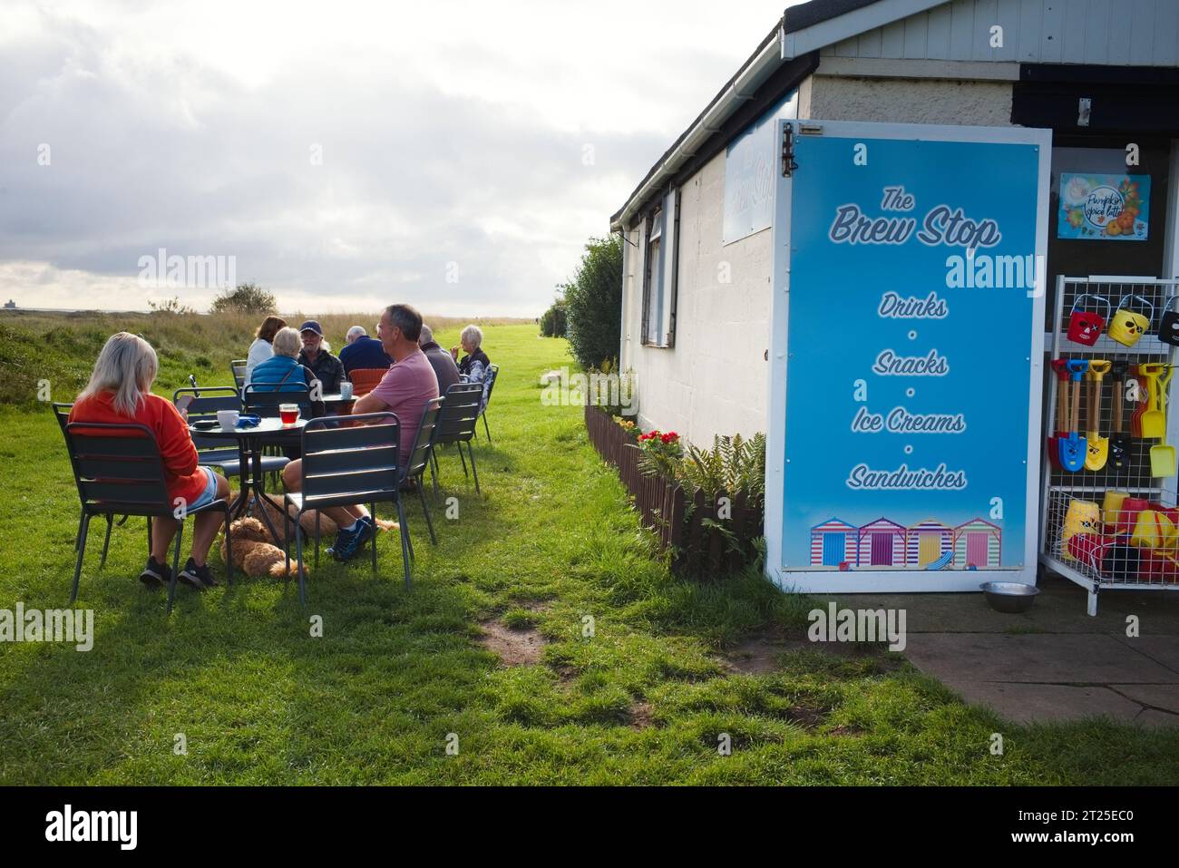 Il caffè Brew Stop all'estremità meridionale della spiaggia di Cleethorpes Foto Stock