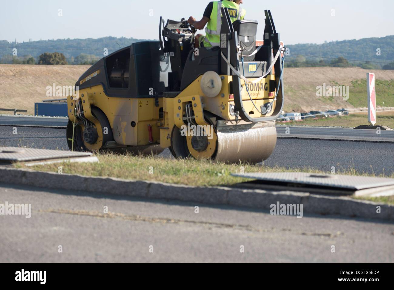 Livellamento del terreno e appiattimento nella costruzione di strade e gestione del traffico livellamento del terreno nella costruzione di strade credito: Imago/Alamy Live News Foto Stock