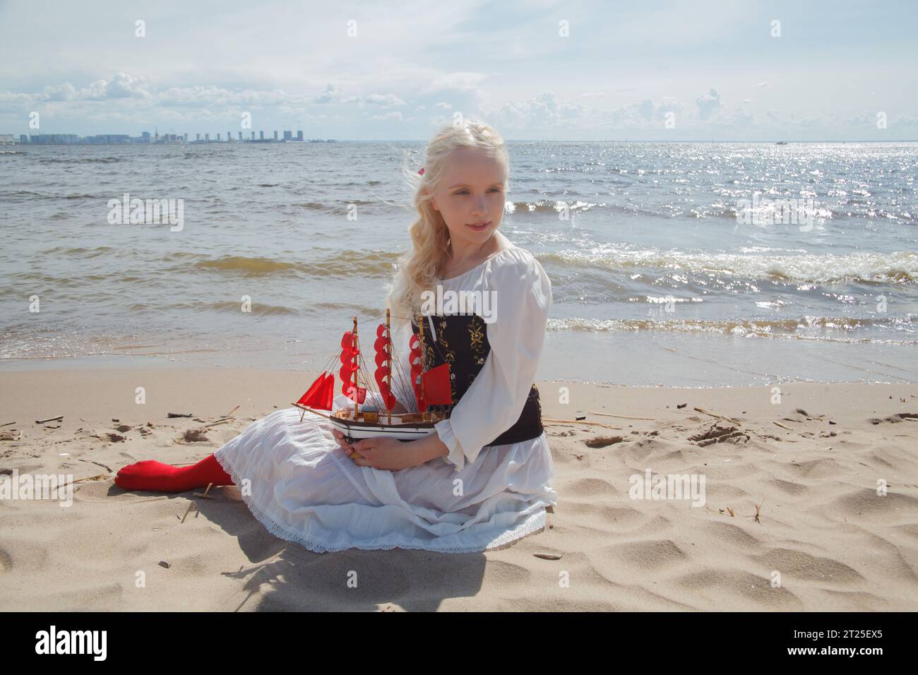 Ritratto di una giovane e bella donna romantica sulla spiaggia all'aperto Foto Stock