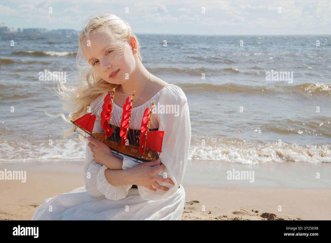 Perfetta donna bionda che sogna sulla spiaggia di mare all'aperto Foto Stock