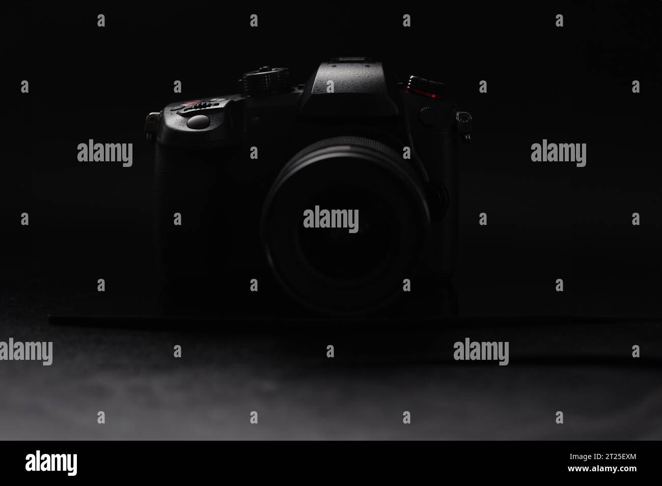Moderno modello di fotocamera con interfaccia nera, immagini di buona qualità, dispositivo nuovo di zecca Foto Stock