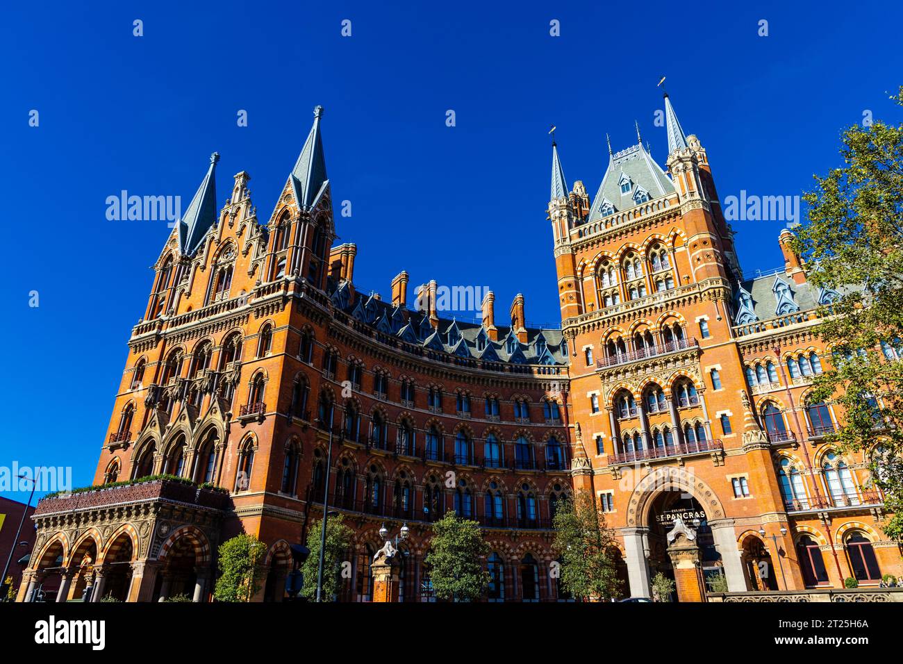 Esterno dell'hotel vittoriano St. Pancras Renaissance di Londra del XIX secolo Foto Stock