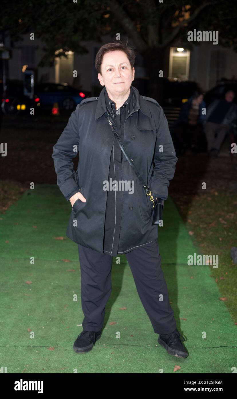Anne Enright, FRSL, Man Booker, scrittrice irlandese vincitrice al Cheltenham Literary Festival per promuovere il suo romanzo The Wren, The Wren. Risponde a una chiamata della stampa prima del suo discorso a Cheltenham. Il 14 ottobre 2023 Anne è la prima laureata per Irish Fiction e ha pubblicato sette romanzi. Il suo quarto romanzo ha vinto il Man Booker Prize nel 2007. Foto Stock