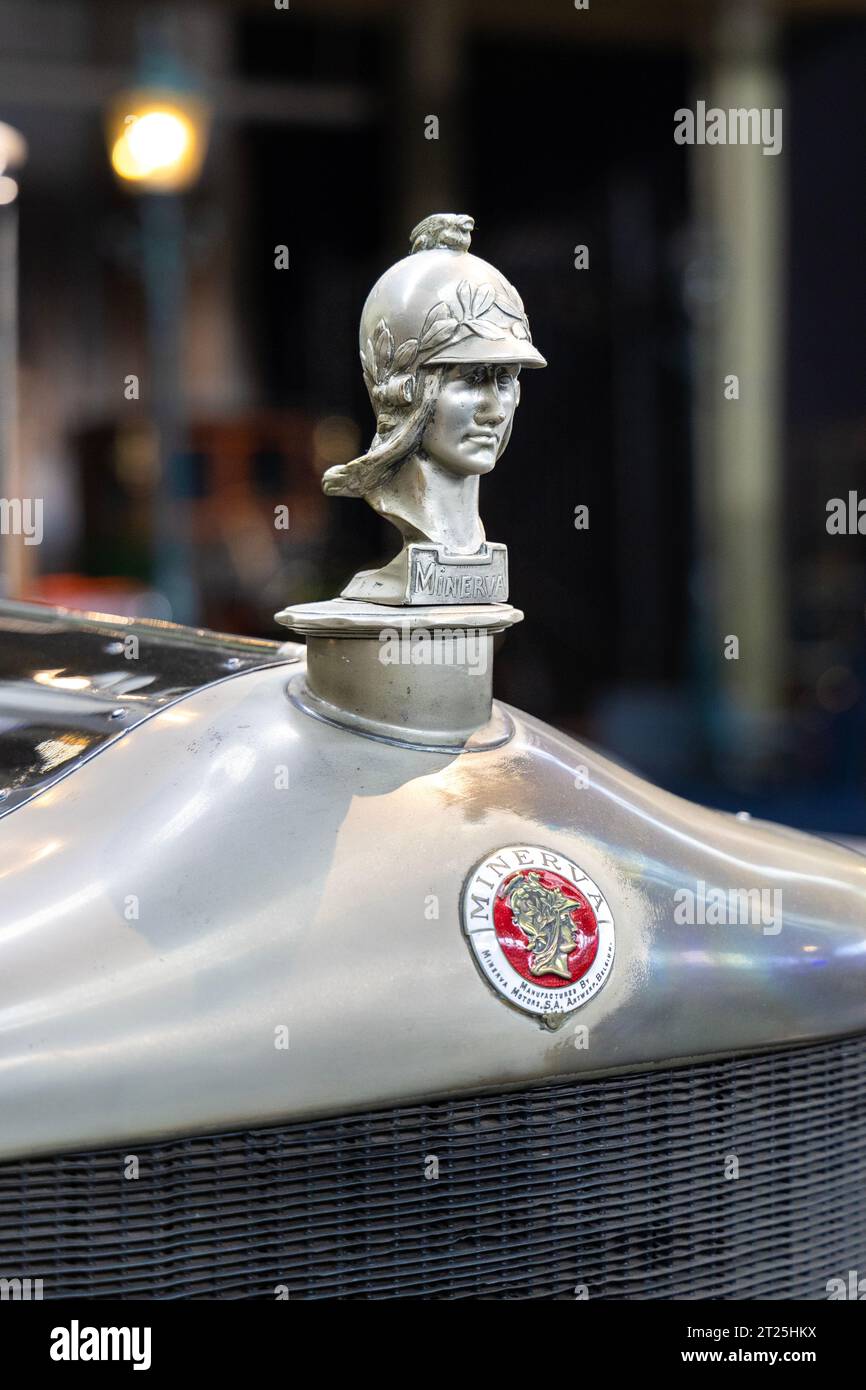 Capo della dea romana Minerva ornamento del cofano sull'auto d'epoca belga 1929 Minerva Type AE Coupé, museo Autoworld, Bruxelles, Belgio Foto Stock