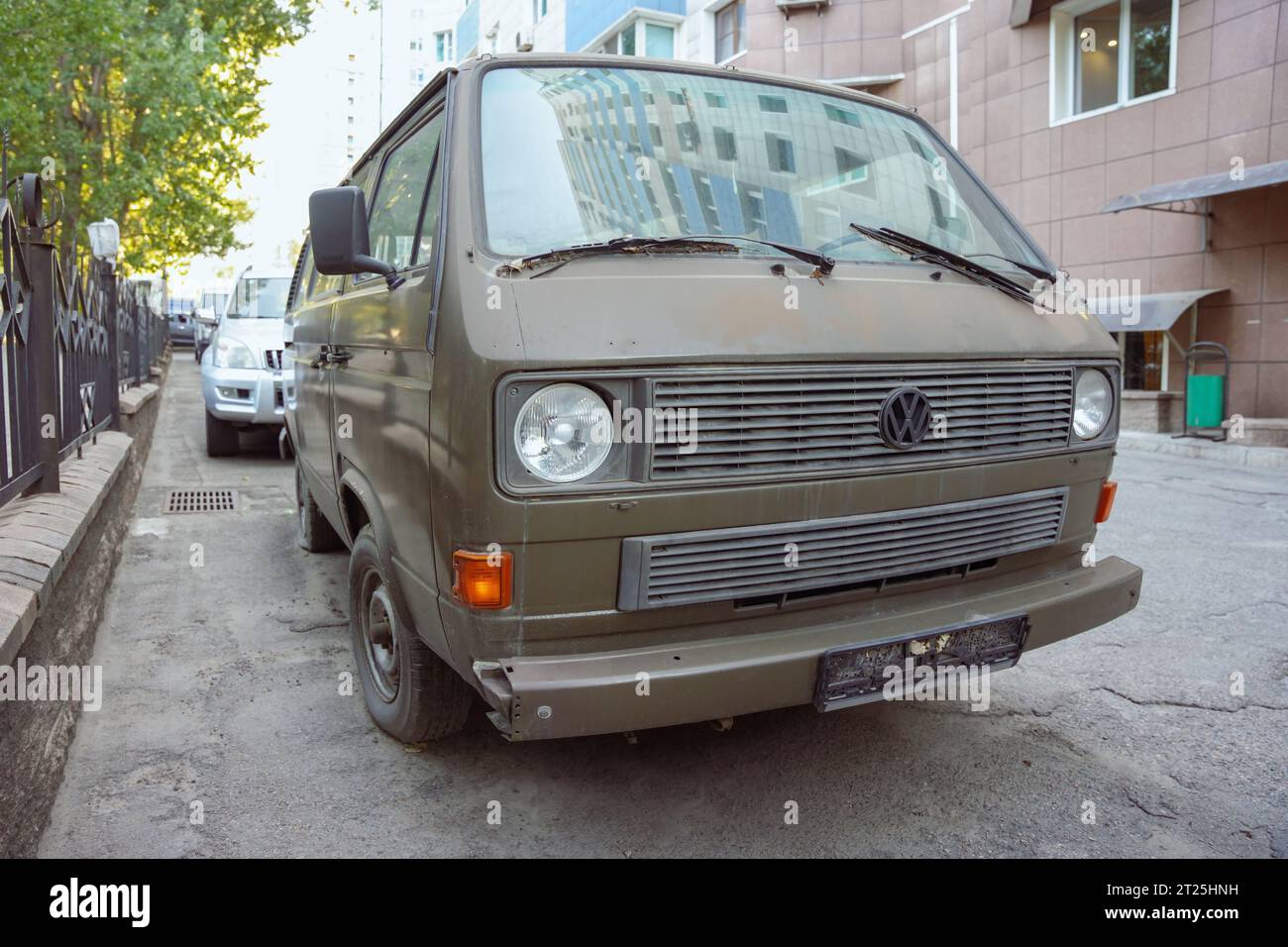Almaty, Kazakistan - 17 agosto 2023: La parte anteriore della Volkswagen Transporter è verde. Parcheggio in strada Foto Stock