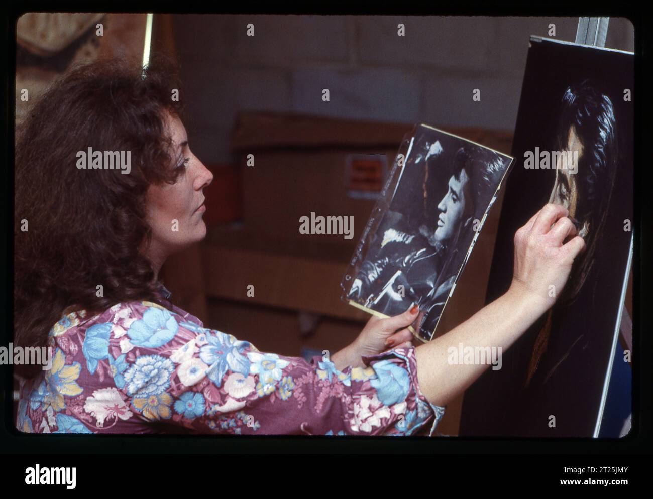 Nancy Wolf, una pittrice specializzata in dipinti di Elvis Presley. A uno spettacolo di cimeli di Elvis del 1978 in concomitanza con il suo primo compleanno dopo la sua morte. A Memphis, Tennessee. Foto Stock