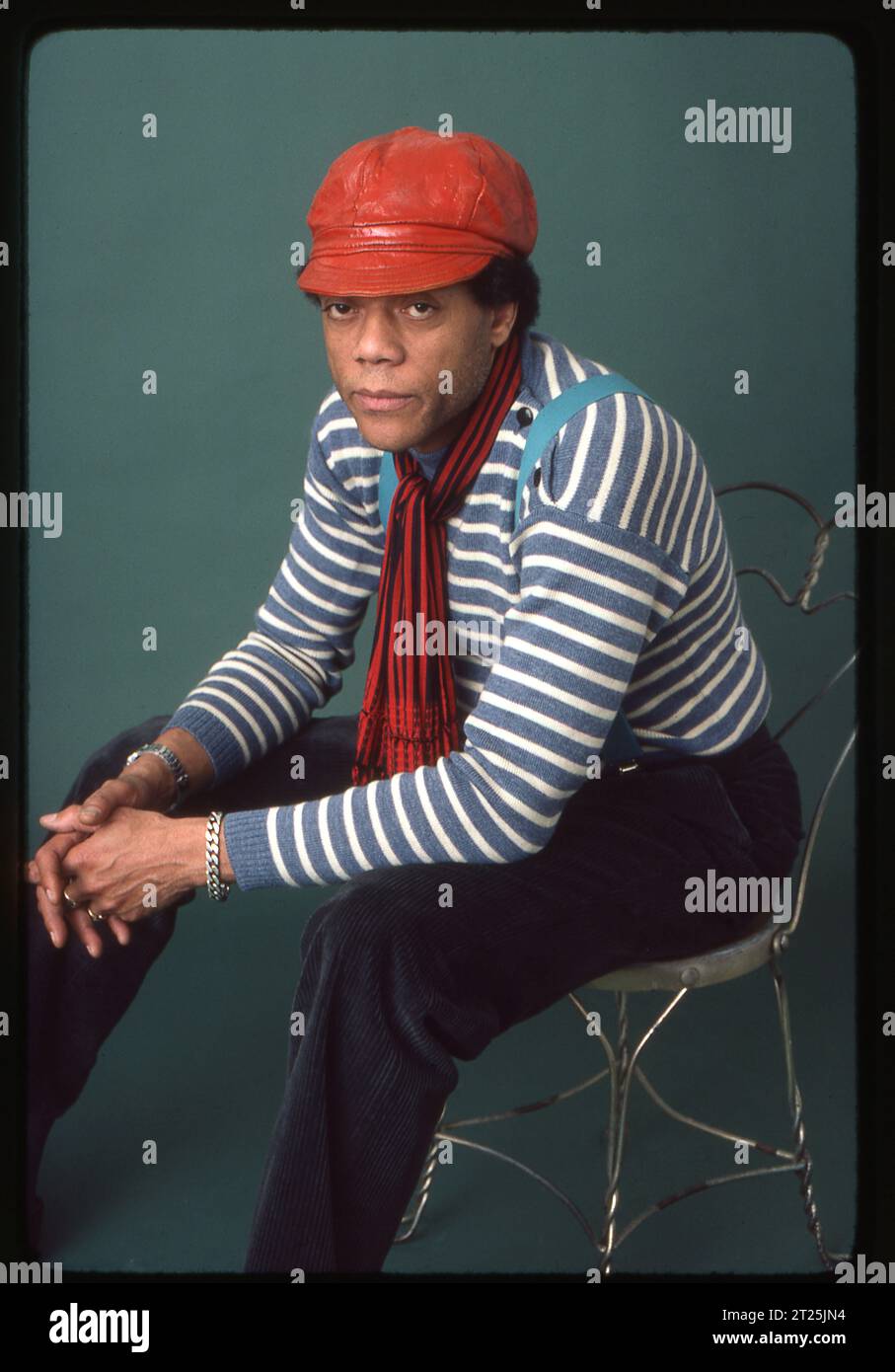 Ritratto in posa del sorridente sassofonista jazz d'avanguardia JULIUS HEMPHILL in uno studio a Brooklyn, New York nel 1983. Foto Stock