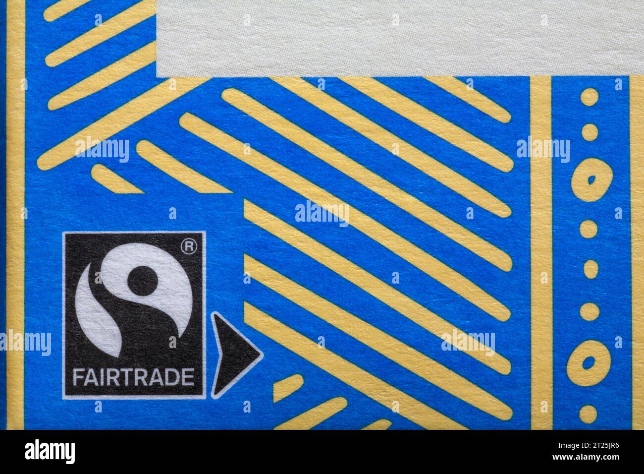 Logo del commercio equo e solidale simbolo del commercio equo e solidale sulla scatola di cioccolato bianco alla vaniglia malgascio di M&S. Foto Stock