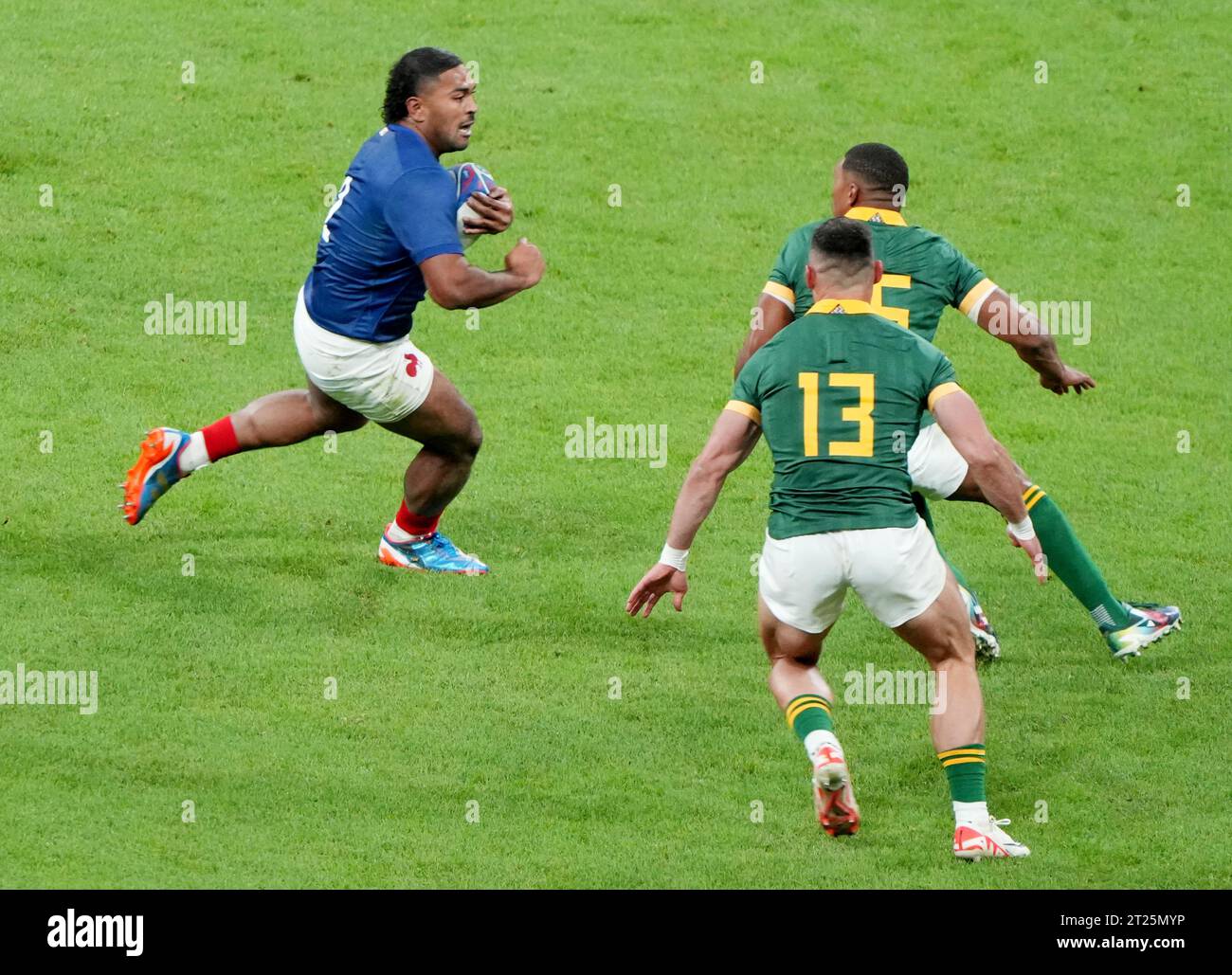 Peato Mauvaka di Francia e Damian Willemse, Jesse Kriel del Sudafrica durante la Coppa del mondo 2023, partita di rugby a 15 dei quarti di finale tra Francia e Sudafrica il 15 ottobre 2023 allo Stade de France di Saint-Denis vicino Parigi Foto Stock