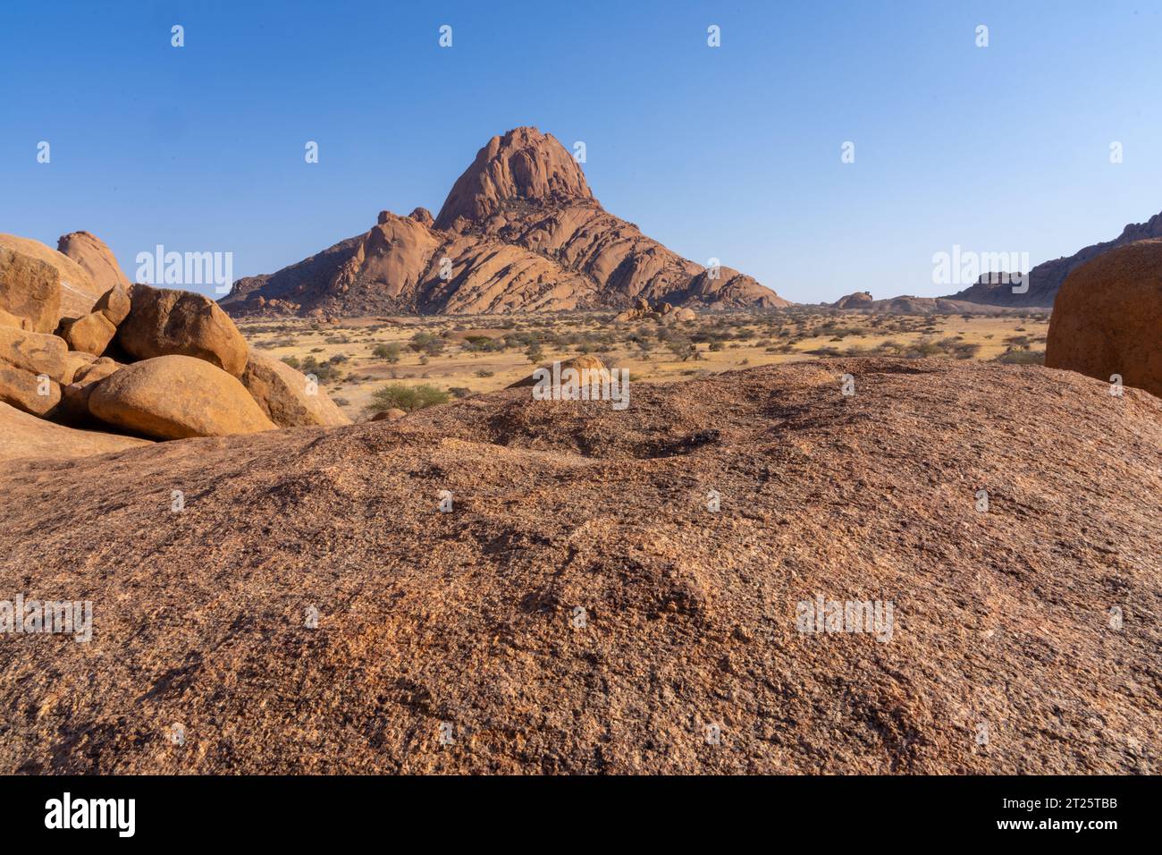 Lo Spitzkoppe (noto anche come Spitzkop, Groot Spitzkop o il Cervino della Namibia) è un gruppo di picchi di granito calvo o inselberg situati tra Usakos An Foto Stock