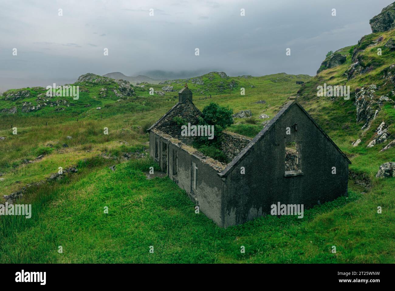 La Golden Road è una strada panoramica a singolo binario che si snoda attraverso l'aspro paesaggio dell'isola di Harris, offrendo viste mozzafiato dell'Atlantic O. Foto Stock