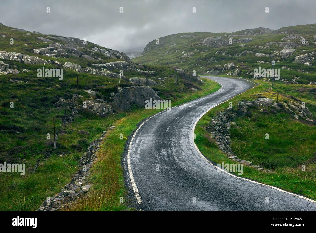 La Golden Road è una strada panoramica a singolo binario che si snoda attraverso l'aspro paesaggio dell'isola di Harris, offrendo viste mozzafiato dell'Atlantic O. Foto Stock