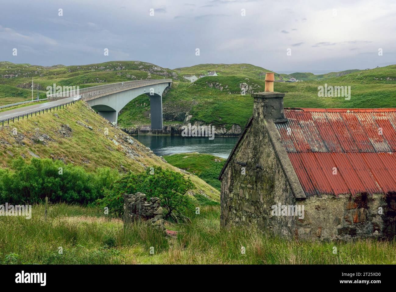 Lo Scalpay Bridge è un ponte strallato che collega l'isola di Lewis all'isola di Scalpay nelle Ebridi esterne della Scozia. Foto Stock