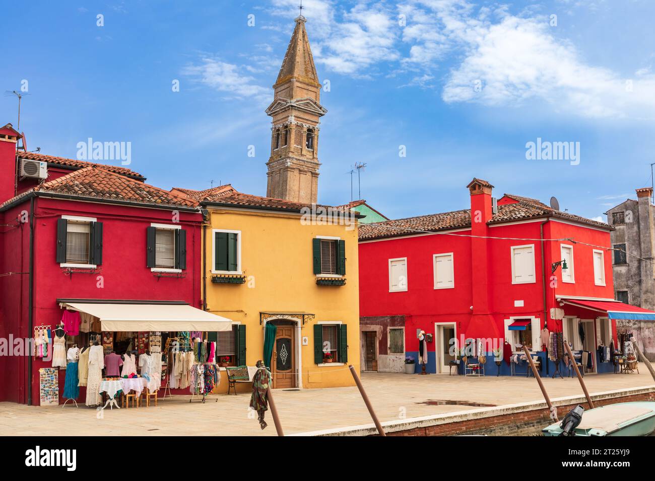 Torre della chiesa pendente a Burano, Venezia Foto Stock