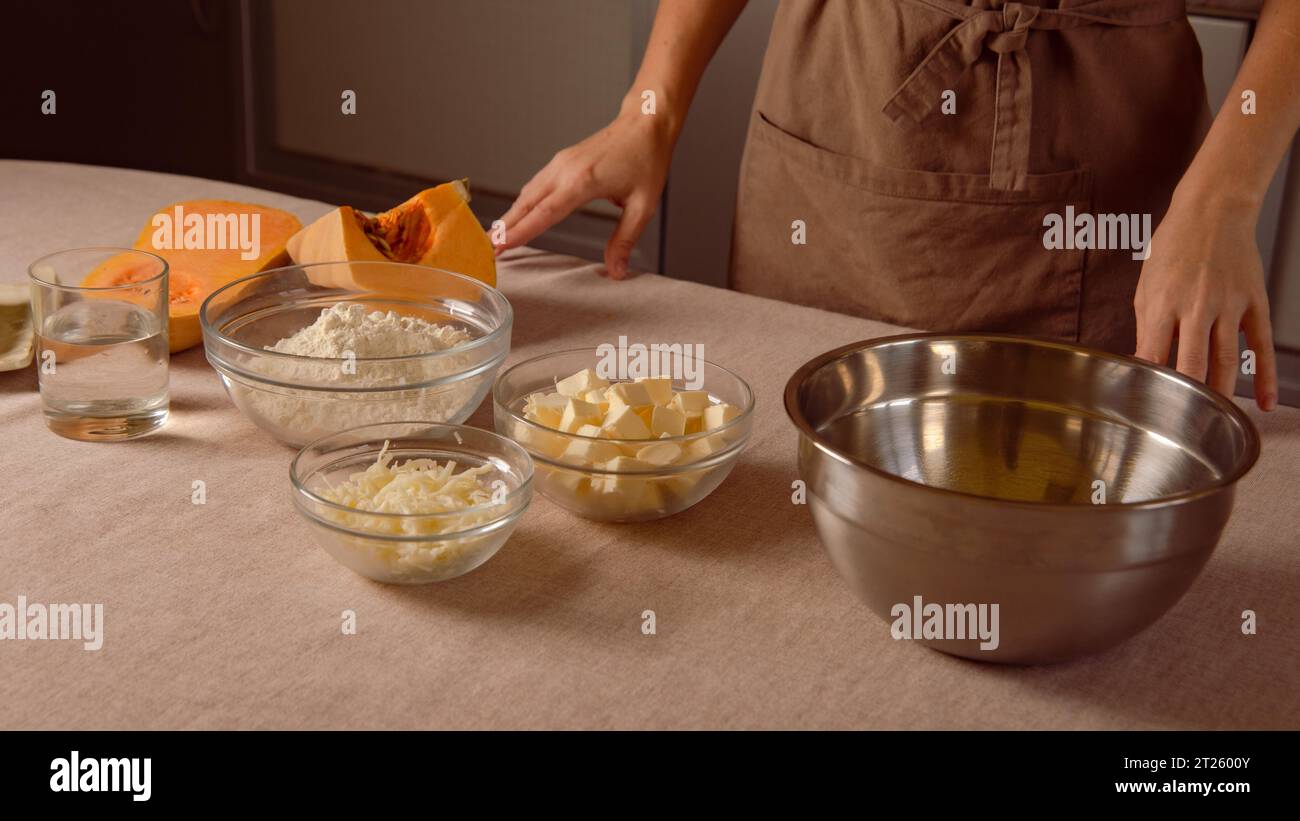 chef donna pronta per preparare la torta di zucca a casa. Cucina fatta in casa Foto Stock
