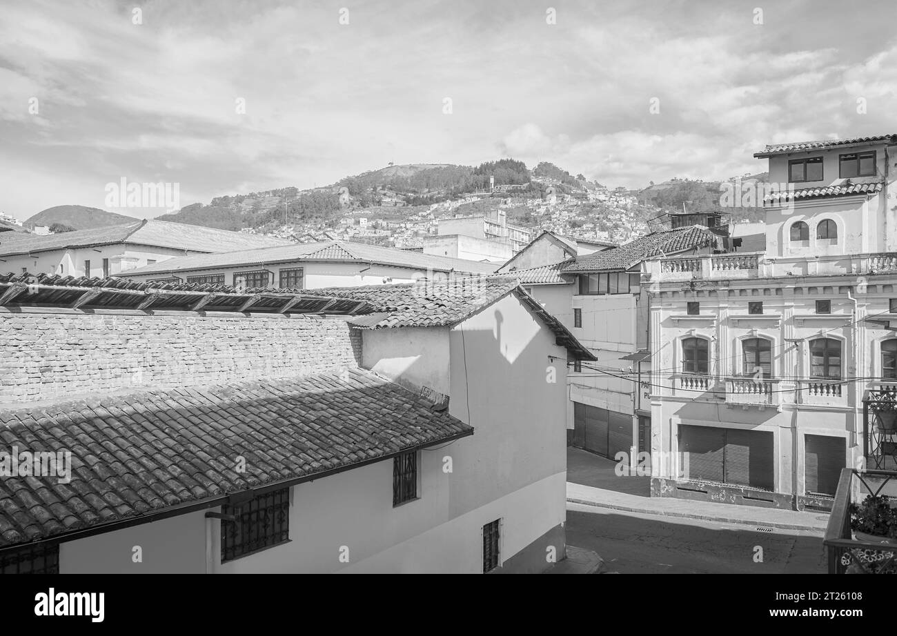 Foto in bianco e nero della città vecchia di Quito, architettura variegata, Ecuador. Foto Stock