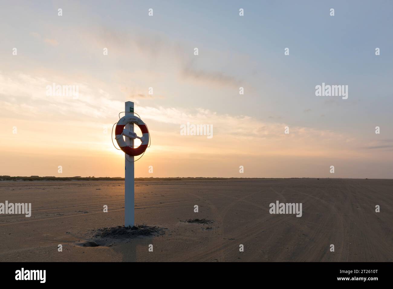 Boa di salvataggio su un palo all'alba in tutta Fanø, Danimarca Foto Stock