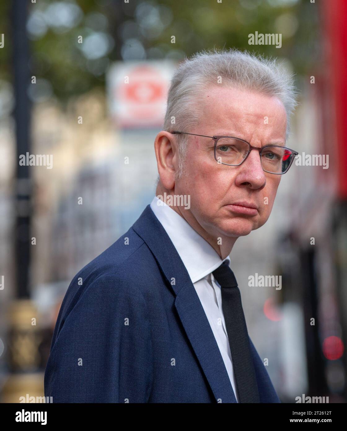 Londra, Regno Unito. 17 ottobre 2023. Michael Gove Segretario di Stato per il livellamento, gli alloggi e le comunità e Ministro per le relazioni intergovernative presso l'Ufficio del Gabinetto credito: Richard Lincoln/Alamy Live News Foto Stock