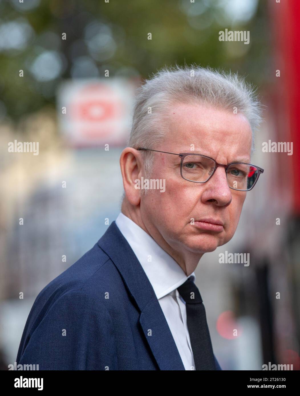 Londra, Regno Unito. 17 ottobre 2023. Michael Gove Segretario di Stato per il livellamento, gli alloggi e le comunità e Ministro per le relazioni intergovernative presso l'Ufficio del Gabinetto credito: Richard Lincoln/Alamy Live News Foto Stock
