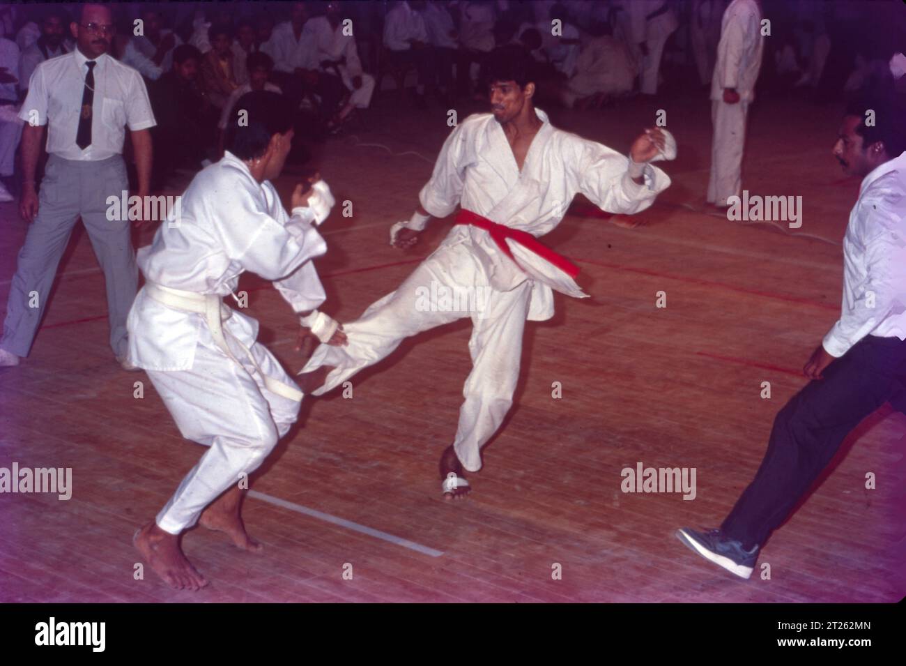 Il Karate ebbe origine nell'isola di Okinawa con l'influenza del cinese Gong fu che, a sua volta, era stato influenzato dalle antiche arti marziali indiane Quindi, il Karate è indirettamente collegato all'India. Il karate è un'incredibile arte marziale che include pugni, blocchi, calci e colpi a mano aperta. Il Karate è un'arte marziale giapponese i cui aspetti fisici cercano lo sviluppo di movimenti difensivi e contrattaccanti del corpo. I temi dell'allenamento tradizionale del karate sono la lotta e l'autodifesa, Foto Stock