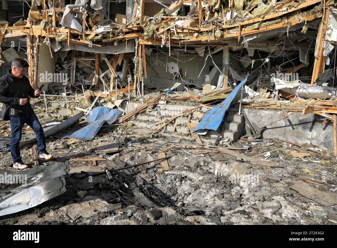 ODESA, UCRAINA - 17 OTTOBRE 2023 - l'edificio della scuola di vela per bambini e giovani N13, situata in uno yacht club, mostra danni causati dalla caduta di detriti di un drone russo abbattuto, Odesa, Ucraina meridionale. Di notte, le forze di difesa aerea hanno distrutto sei droni d'attacco russi nella regione di Odesa. A Odesa, il relitto dei droni Shahed abbattuti cadde vicino a uno yacht club. La proprietà privata fu danneggiata, tra cui una scuola di vela, un hangar e diverse imbarcazioni civili. Non c'erano morti o feriti. Credito: Ukrinform/Alamy Live News Foto Stock