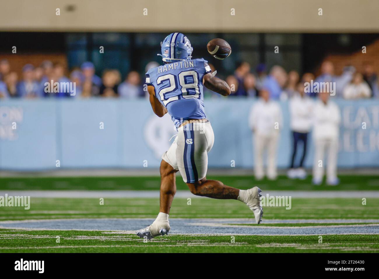 Chapel Hill, NC USA: Il running back dei North Carolina Tar Heels Omarion Hampton (28) fa un ricevimento durante una partita NCAA contro i Miami Hurricanes Foto Stock