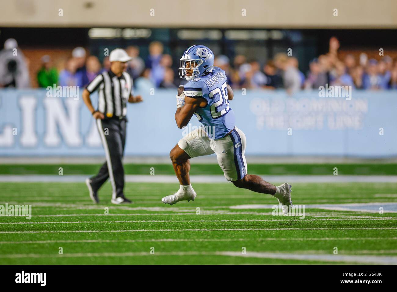 Chapel Hill, NC USA: Il running back dei North Carolina Tar Heels Omarion Hampton (28) fa un ricevimento e gira e corre con la palla durante una partita NCAA Foto Stock