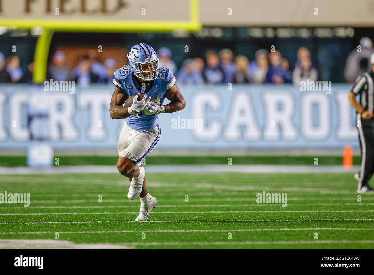 Chapel Hill, NC USA: Il running back dei North Carolina Tar Heels Omarion Hampton (28) fa un ricevimento e gira e corre con la palla durante una partita NCAA Foto Stock